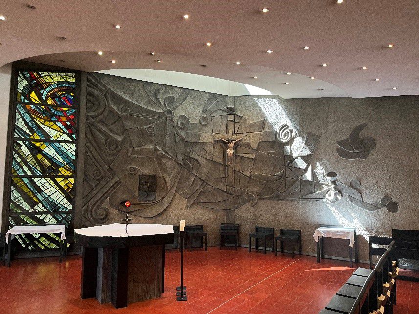 Altarraum mit Glasfenster, Altar, Tabernakel, Kreuz, gestaltete Wand