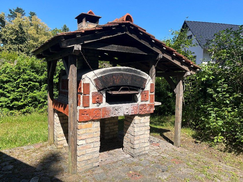 Steinbackofen mit Überdach