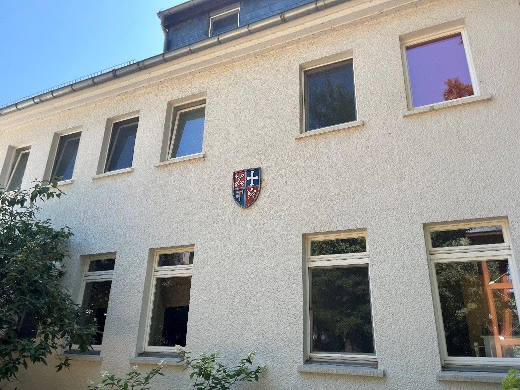 Haus mit Wappen des Erzbistum Berlin